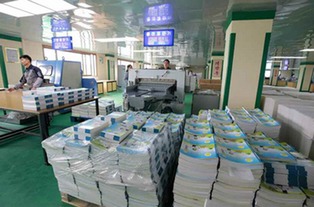 金正恩视察蒲公英作业本工厂 肯定产品设计，关注教育创新与策划服务